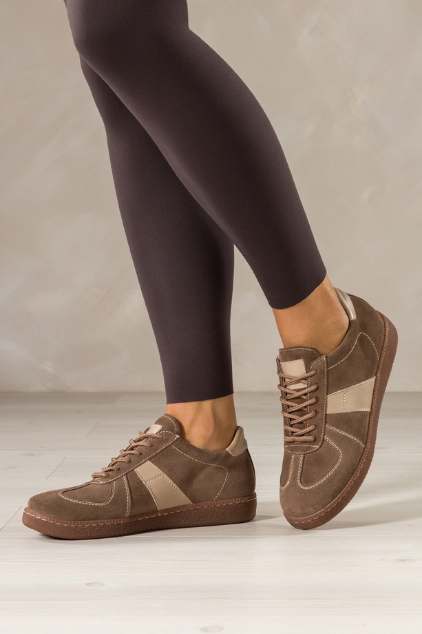 Brązowe sneakersy skórzane damskie buty sportowe na elastycznej podeszwie z beżowymi wstawkami sznurowane PRODUKT POLSKI Casu 7119-498-714