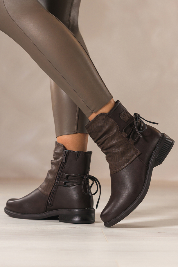 Czekoladowe botki damskie niski szeroki obcas marszczona cholewka z ozdobnym wiązaniem Casu 72414-7