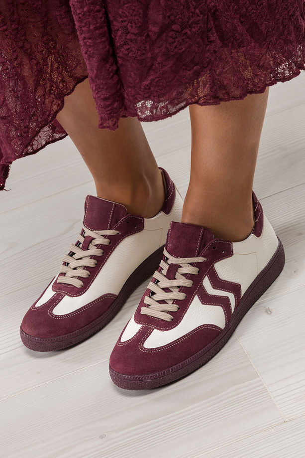 Beżowe sneakersy skórzane damskie buty sportowe na elastycznej płaskiej podeszwie z bordowymi wstawkami sznurowane PRODUKT POLSKI Casu N1236