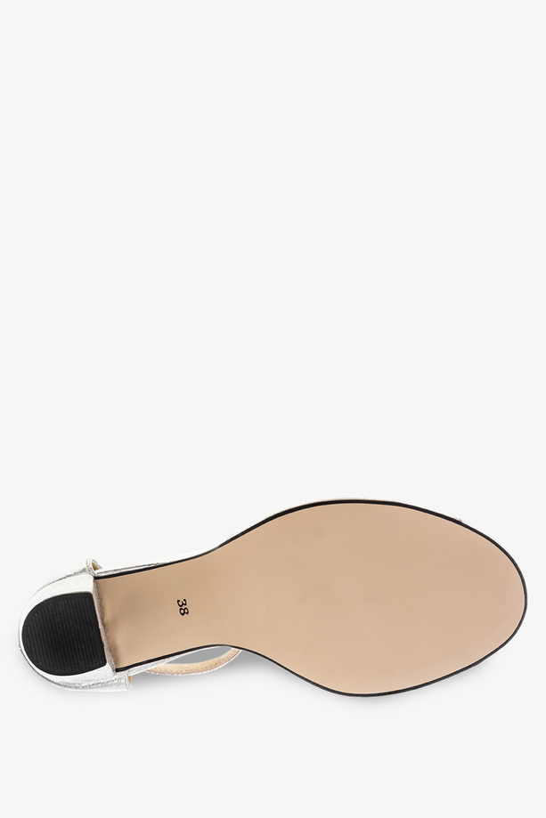 Srebrne sandały z perełkami z zakrytą piętą polska skóra Casu 4122