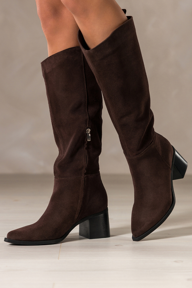 Czekoladowe kozaki skórzane damskie zamszowe na klocku szeroka cholewka PRODUKT POLSKI Casu 6997-496