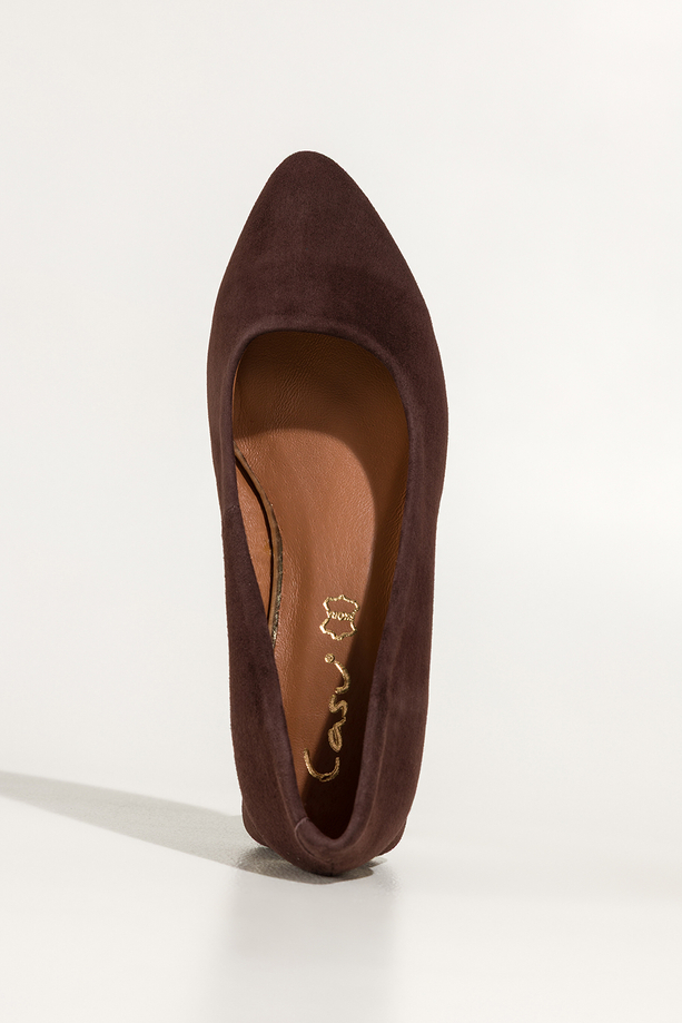 Czekoladowe czółenka skórzane damskie na klocu ze złotym akcentem PRODUKT POLSKI Casu 6881