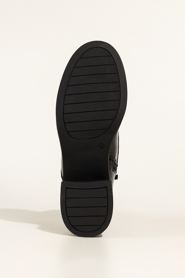 Czarne botki skórzane damskie lakierowane Sergio Leone na szerokim klocku wycięta cholewka sznurowane YG74560-H