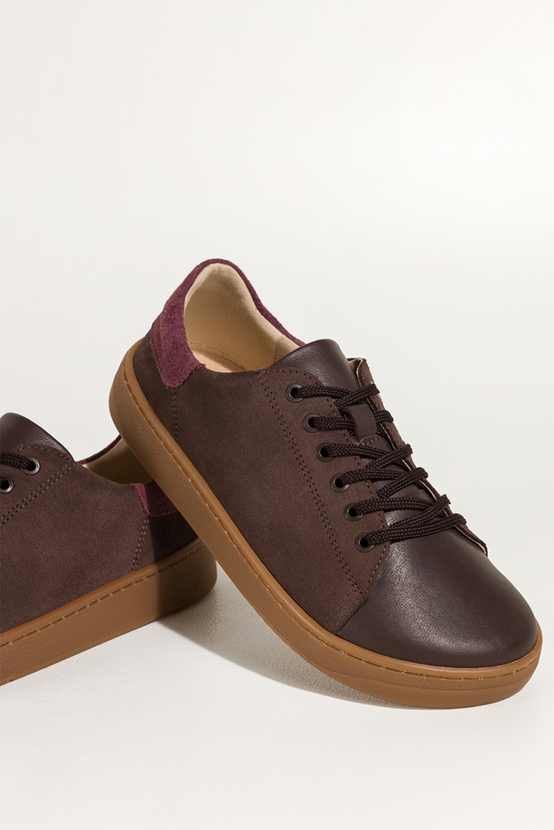 Czekoladowe półbuty barefoot skórzane damskie szerokie na elastycznej platformie bordowe wstawki sznurowane PRODUKT POLSKI Casu M8879H7