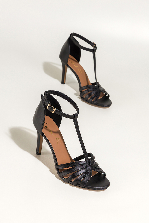 Czarne sandały skórzane damskie szpilki t-bar z zakrytą piętą PRODUKT POLSKI Casu 7118-899