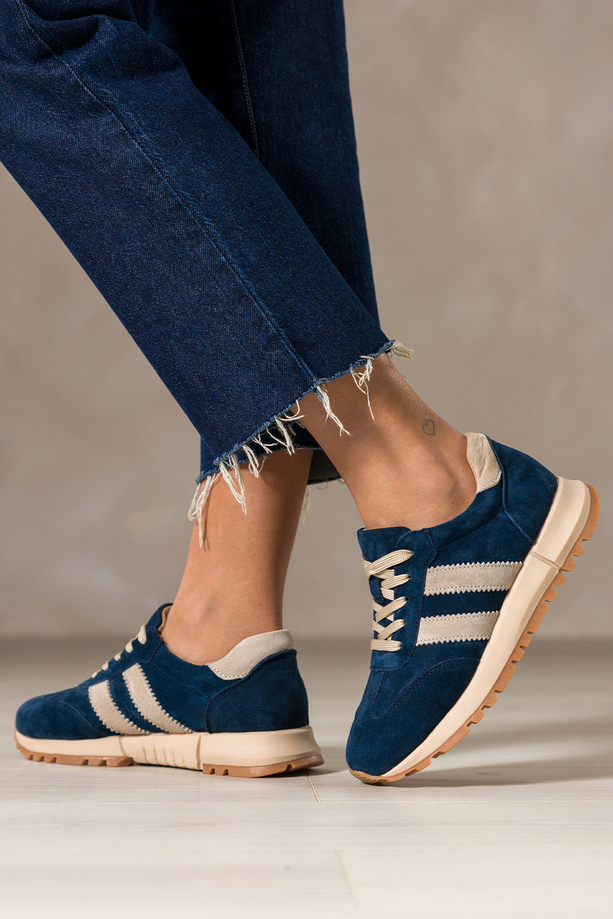 Granatowe sneakersy skórzane damskie buty sportowe na bieżnikowanej platformie beżowe wstawki sznurowane Carla TW-OC8919