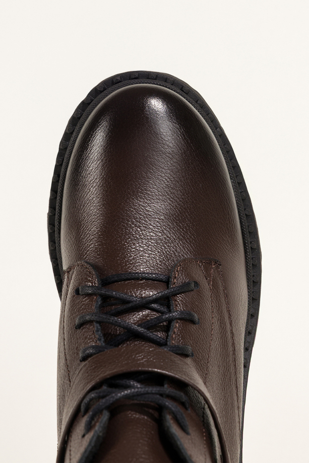 Czekoladowe botki skórzane damskie workery na bieżnikowanej platformie w cholewce guma pasek ze stalową ozdobą sznurowane PRODUKT POLSKI Casu 39442