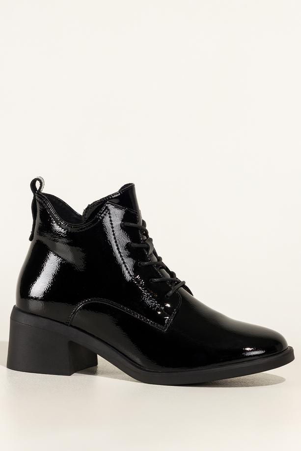 Czarne botki skórzane damskie lakierowane Sergio Leone na szerokim klocku wycięta cholewka sznurowane YG74560-H