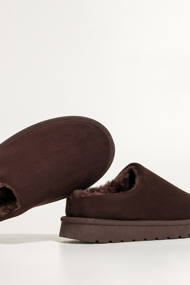 Czekoladowe kapcie damskie z futerkiem na żłobionej platformie Casu Y-116