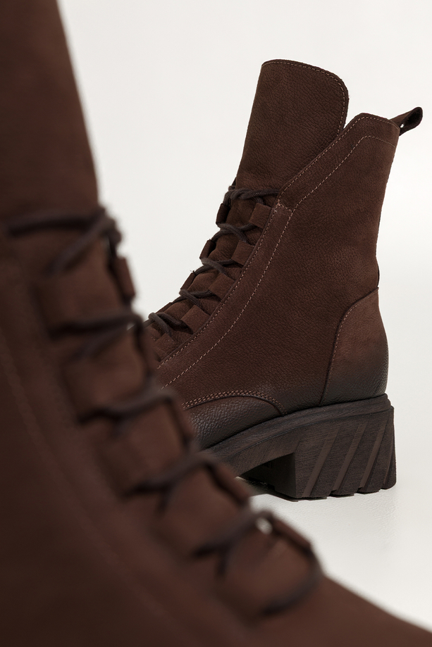 Czekoladowe botki skórzane damskie nubukowe workery z efektownym językiem na bieżnikowanej czekoladowej podeszwie sznurowane PRODUKT POLSKI Casu 8149
