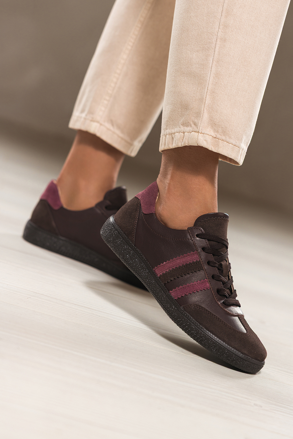 Czekoladowe sneakersy skrzane damskie buty sportowe na elastycznej podeszwie bordowe wstawki sznur