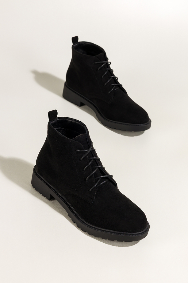 Czarne botki damskie na żłobionej podeszwie sznurowane Casu 8998-8