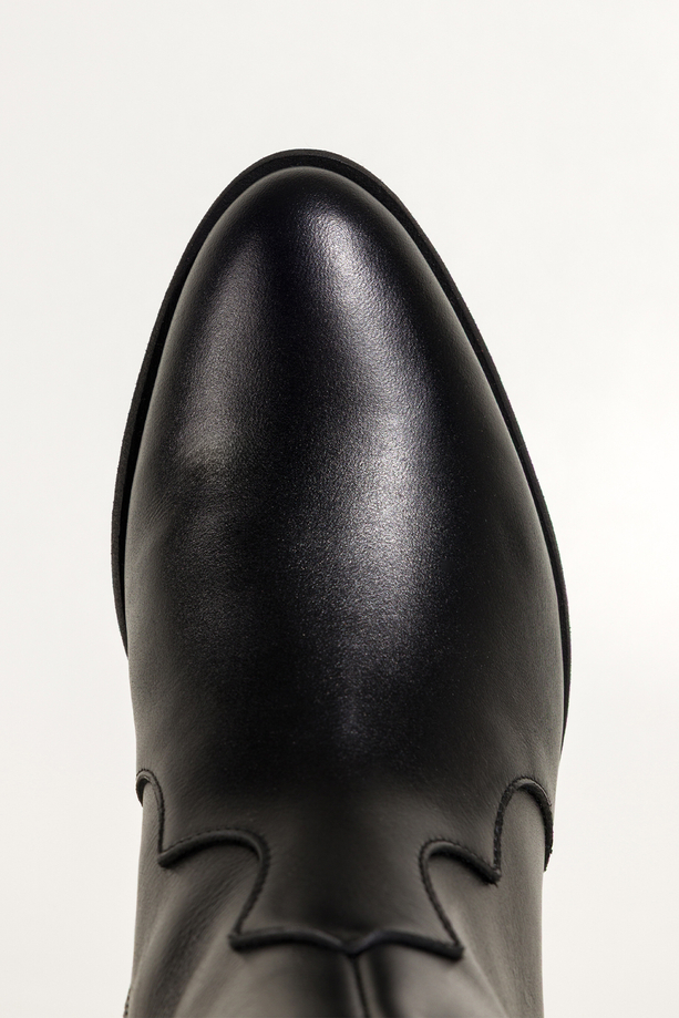 Czarne kozaki skórzane damskie kowbojki na ściętym klocku wycięta cholewka z ozdobnymi paskami PRODUKT POLSKI Casu 7000-899