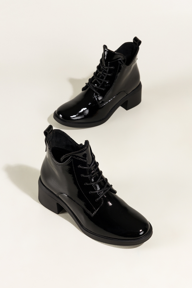 Czarne botki skórzane damskie lakierowane Sergio Leone na szerokim klocku wycięta cholewka sznurowane YG74560-H