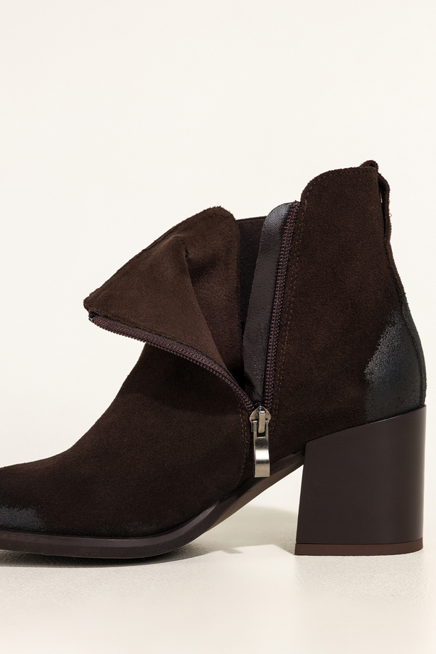 Czekoladowe botki skórzane damskie na szerokim słupku guma w cholewce ozdoba z cyrkoniami PRODUKT POLSKI Casu 8864