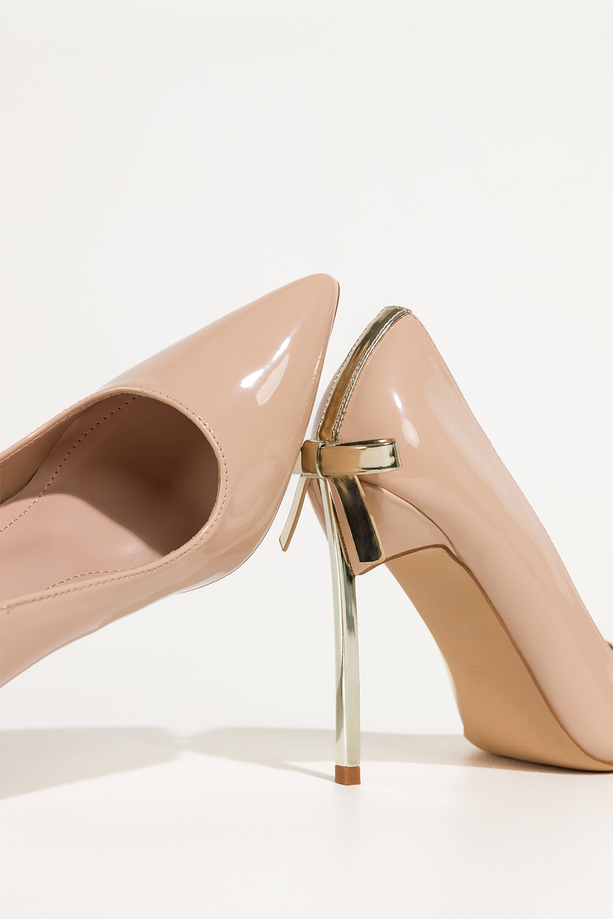 Beżowe czółenka damskie szpilki lakierowane złoty obcas z kokardą Carla BQB077