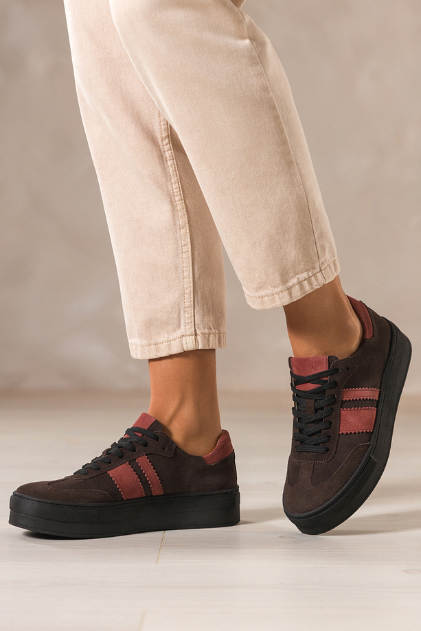 Czekoladowe sneakersy skórzane damskie buty sportowe na platformie z rudymi wstawkami sznurowane PRODUKT POLSKI Casu M8707