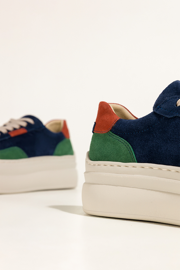 Granatowe sneakersy skórzane damskie buty sportowe na platformie z zielonymi i rudymi wstawkami sznurowane PRODUKT POLSKI Casu M8730H6