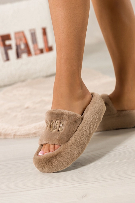 Ciemnobeżowe kapcie damskie obuwie domowe futrzane z cekinami na platformie Carla UO968