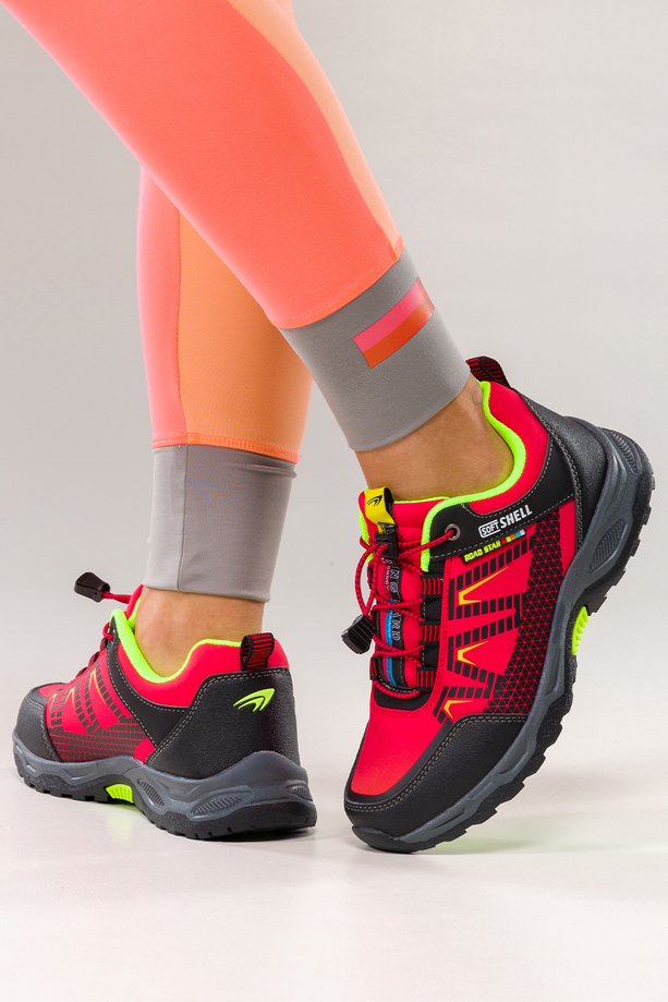 Czerwone buty trekkingowe damskie buty sportowe na bieżnikowanej podeszwie z regulowaną elastyczną sznurówką czarne wstawki softshell Casu 2213-3W