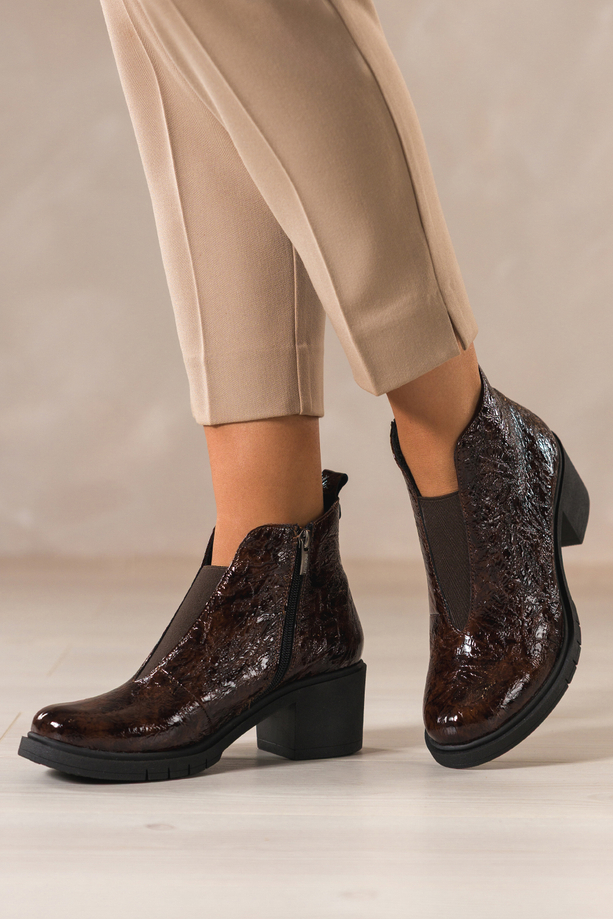 Brązowe botki skórzane damskie lakierowane z wzorem obcas klocek szeroka elastyczna guma na przodzie PRODUKT POLSKI Casu 376