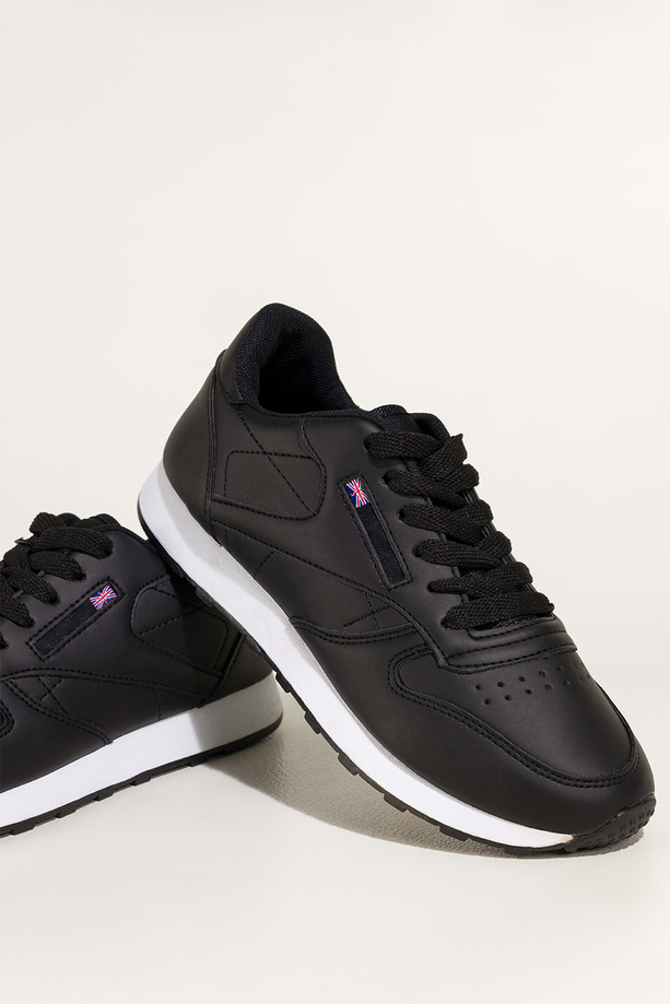 Czarne sneakersy damskie buty sportowe na białej podeszwie sznurowane Carla 8210-89