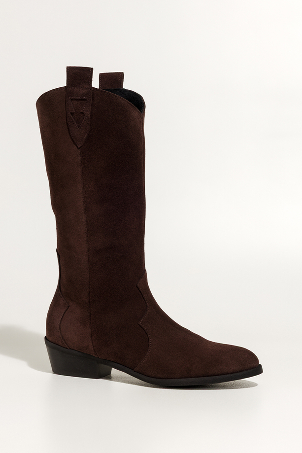 Czekoladowe kozaki skórzane damskie kowbojki zamszowe do połowy łydki ścięty obcas wycięta cholewka z ozdobnymi paskami PRODUKT POLSKI Casu 6938-496