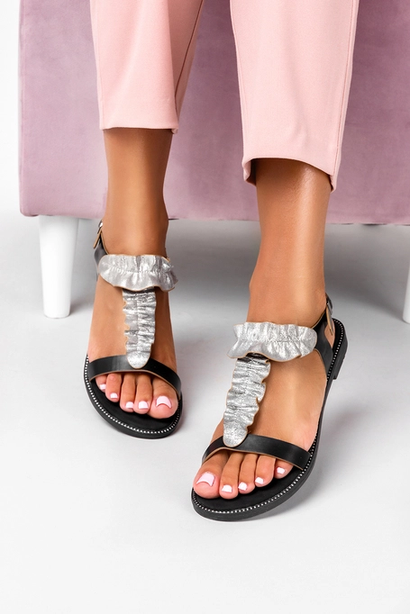 Czarne sandały płaskie z nitami i ozdobną falbanką Casu K19X6/B