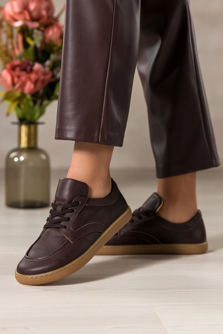 Czekoladowe półbuty barefoot skórzane damskie szerokie na elastycznej płaskiej podeszwie cholewka z przeszyciami czekoladowe sznurówki PRODUKT POLSKI Casu M8669