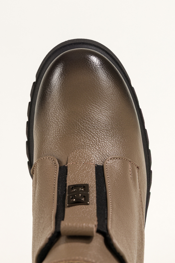 Ciemnobeżowe botki skórzane damskie na bieżnikowanej platformie z wyciętą cholewką guma na przodzie stalowa ozdoba PRODUKT POLSKI Casu 39456