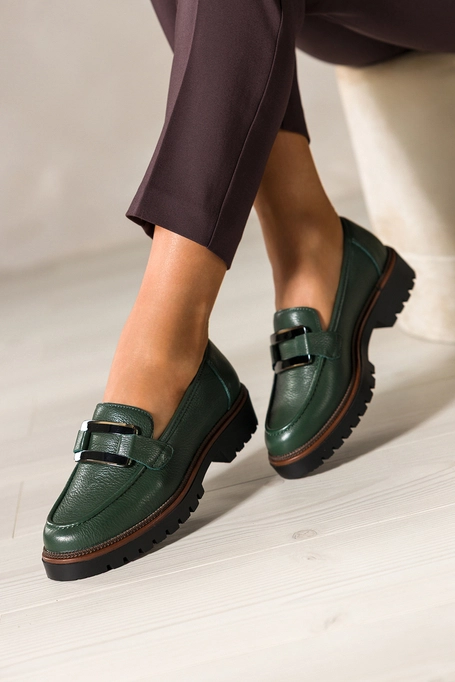 Zielone mokasyny skórzane damskie Sergio Leone na bieżnikowanej podeszwie czarna ozdoba na cholewce NP74833-H