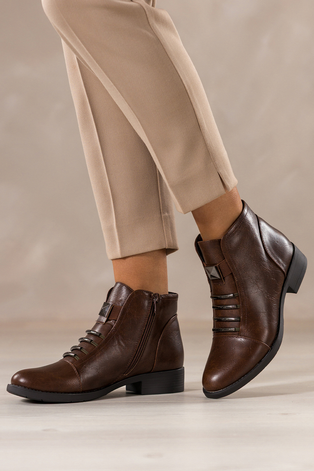 Brązowe botki damskie na szerokim niskim klocku stalowe ozdoby Carla Y-6-8636
