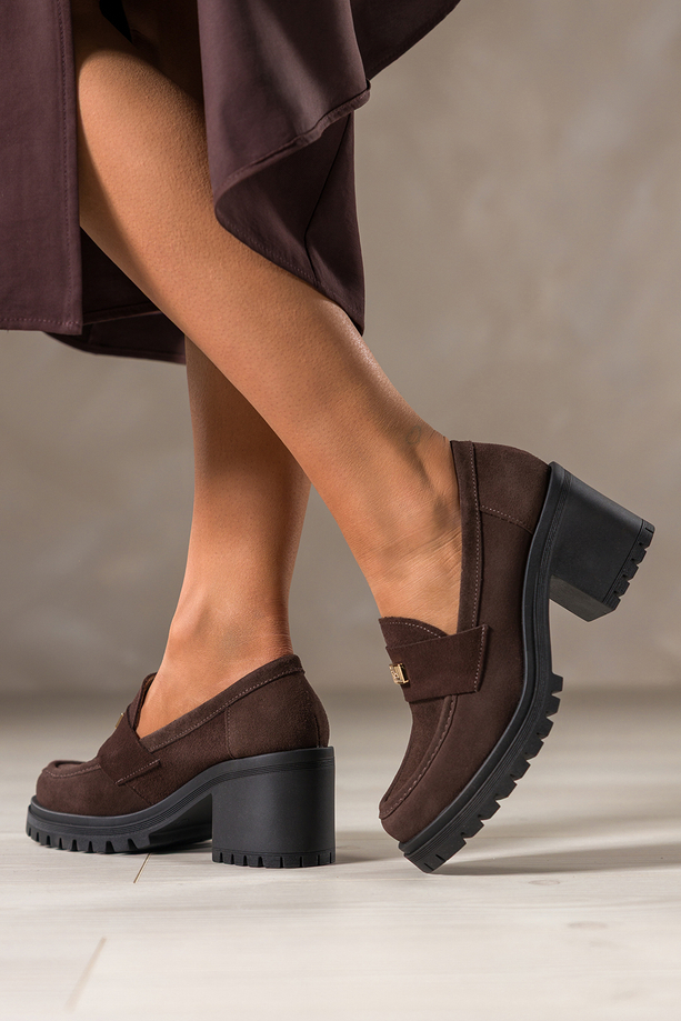 Czekoladowe mokasyny skórzane damskie na szerokim klocku bieżnikowana platforma złota ozdoba PRODUKT POLSKI Casu 79831