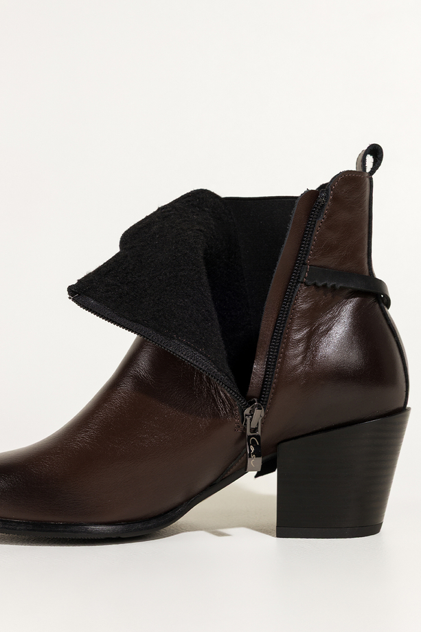 Czekoladowe botki skórzane damskie kowbojki na ściętym klocku guma w cholewce pasek ze stalową ozdobą PRODUKT POLSKI Casu 39435