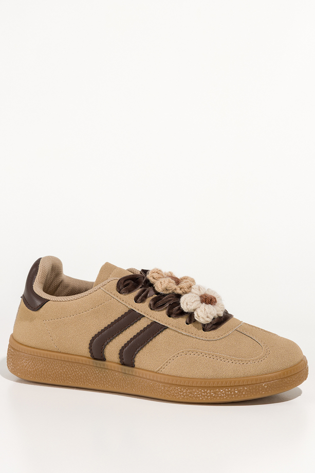 Beżowe sneakersy damskie buty sportowe na platformie welurowe sznurówki z odpinanymi kwiatami brązowe wstawki Carla X6087
