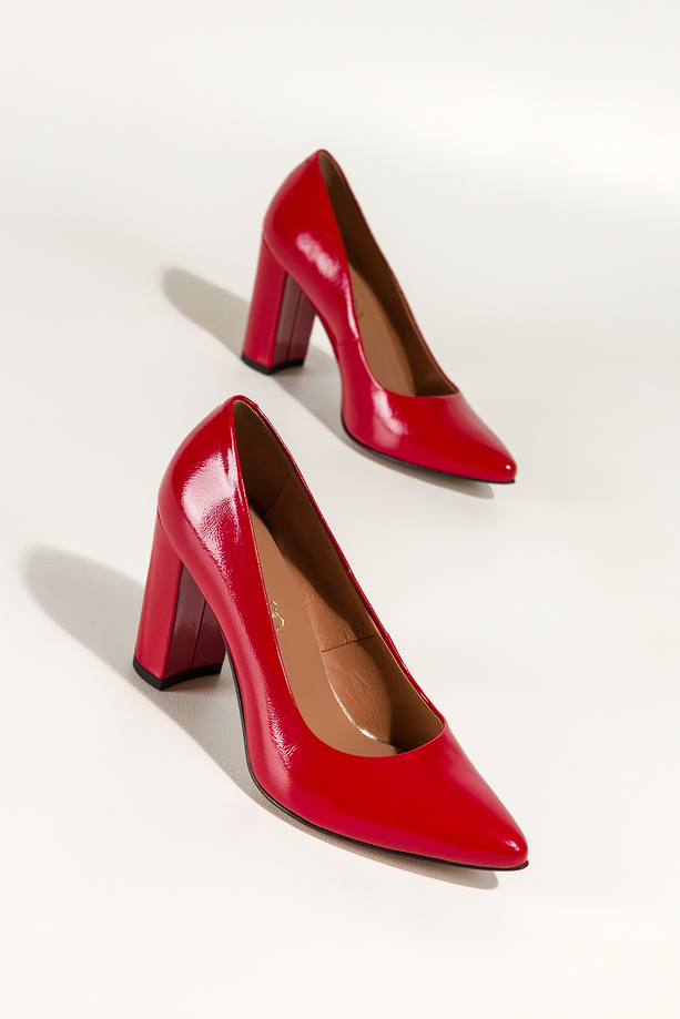 Czerwone czółenka skórzane damskie lakierowane na słupku PRODUKT POLSKI Casu 6986-381