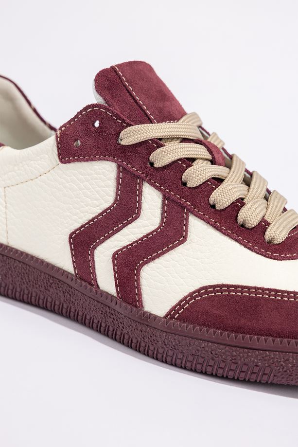 Beżowe sneakersy skórzane damskie buty sportowe na elastycznej płaskiej podeszwie z bordowymi wstawkami sznurowane PRODUKT POLSKI Casu N1236