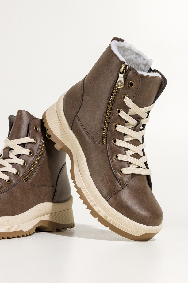 Brązowe botki damskie na bieżnikowanej elastycznej platformie ozdobny zamek na cholewce sznurowane Casu 1912-6