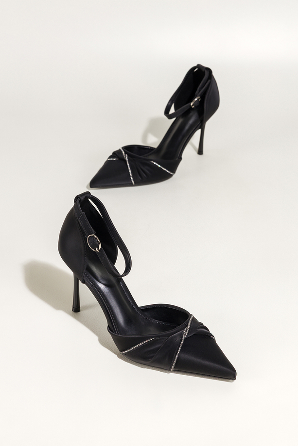 Czarne czółenka damskie szpilki satynowe z zakrytą piętą pasek wokół kostki kokarda z cyrkoniami Carla OV882K