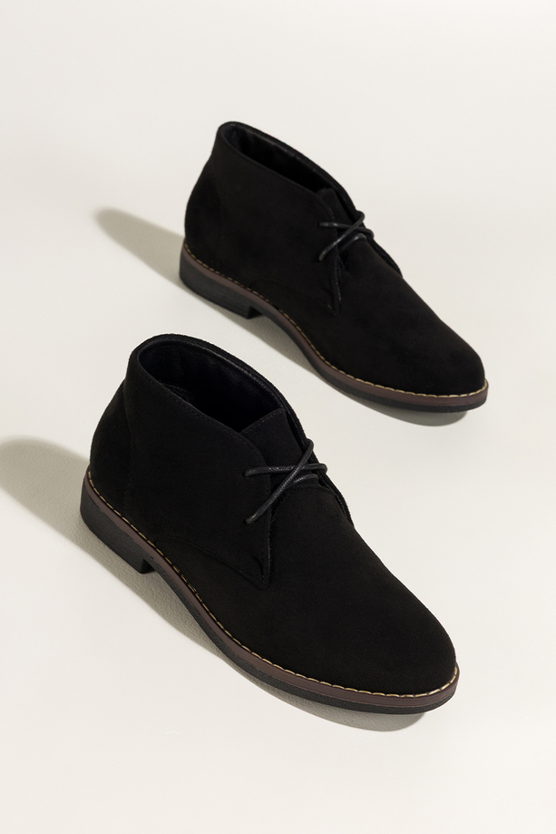 Czarne botki damskie na płaskiej podeszwie z przeszyciami sznurowane Casu 8997-8