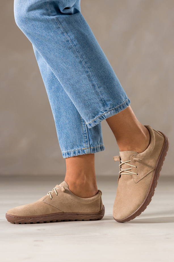 Jasnobeżowe buty barefoot skórzane damskie szerokie na elastycznej płaskiej podeszwie elastyczne jasnobeżowe sznurówki PRODUKT POLSKI Casu 89810