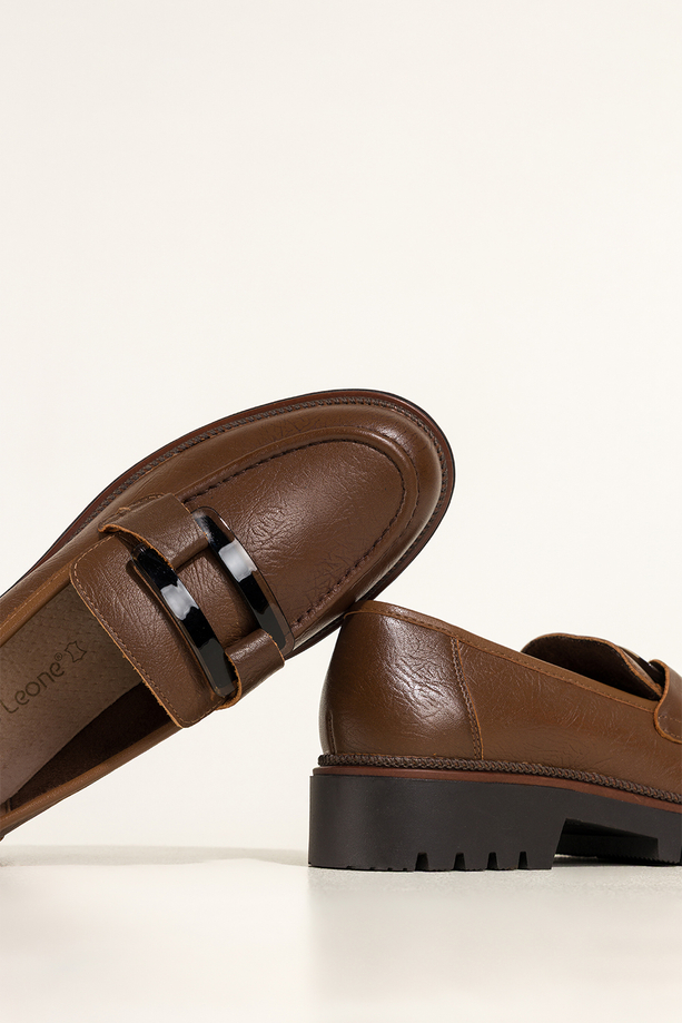 Brązowe mokasyny skórzane damskie Sergio Leone na bieżnikowanej podeszwie czarna ozdoba na cholewce NP74833-H