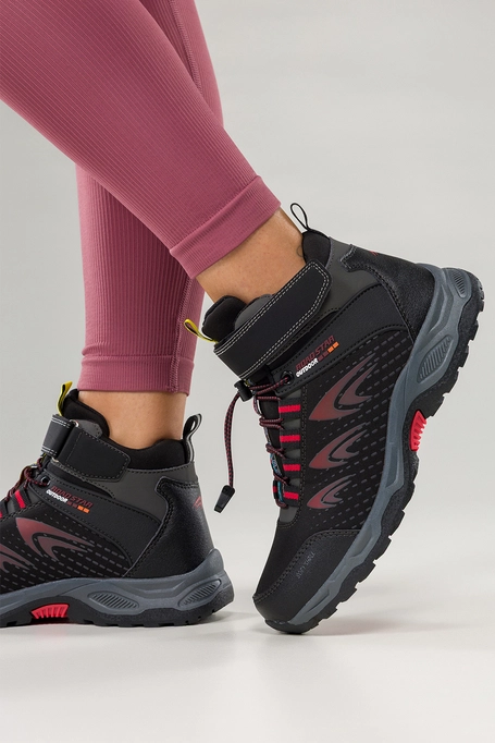 Czarne buty trekkingowe damskie na bieżnikowanej podeszwie z regulowaną elastyczną sznurówką czerwone wstawki softshell Casu 2310-3W