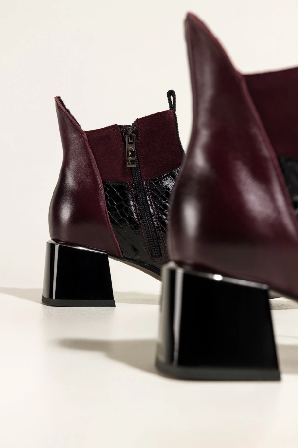 Bordowe botki skórzane damskie na ozdobnym klocku lakierowane wstawki z wzorem wężowym sznurowane PRODUKT POLSKI Casu 39496