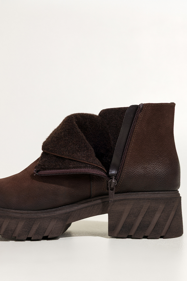 Czekoladowe botki skórzane damskie nubukowe na bieżnikowanej czekoladowej podeszwie przy sznurówkach ozdoby z cyrkoniami PRODUKT POLSKI Casu 8085