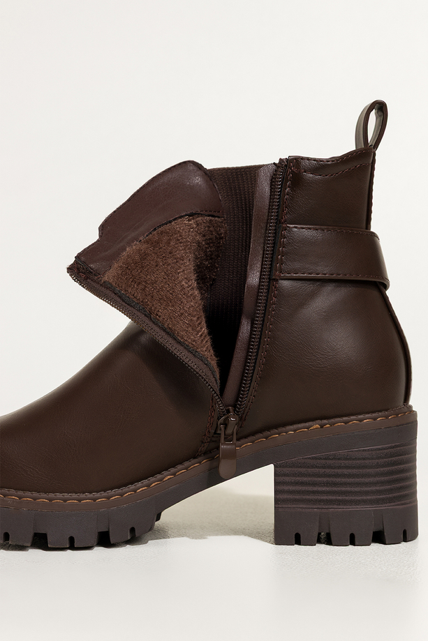 Czekoladowe botki damskie na bieżnikowanej platformie guma w cholewce pasek ze złotą klamrą Casu D725-7