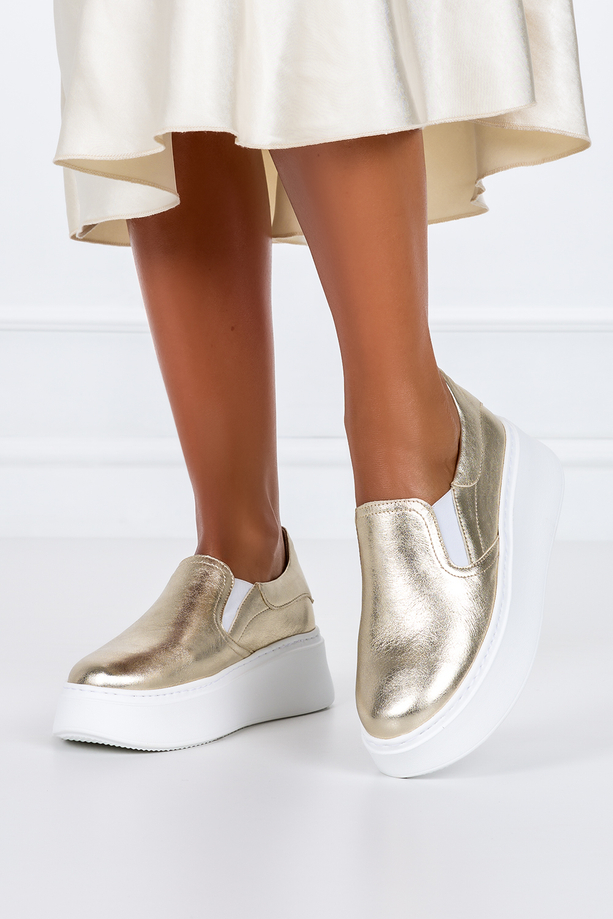 Złote sneakersy skórzane damskie slip on na białej platformie PRODUKT POLSKI Casu 10151