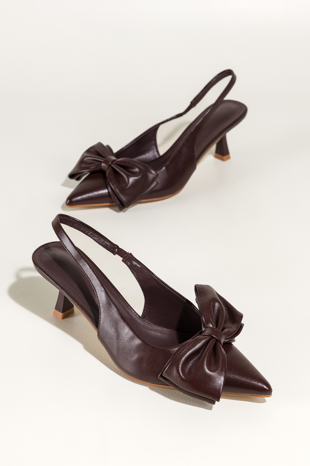 Czekoladowe czółenka damskie z kokardą obcas kieliszek odkryta pięta elastyczna guma w pasku Carla N892