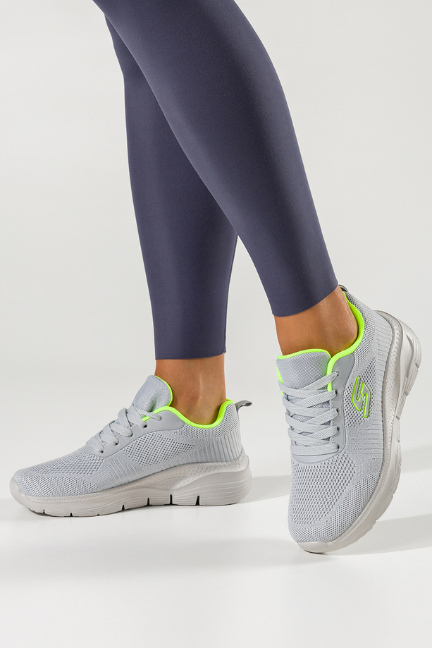 Szare sneakersy damskie buty sportowe na fitness z perforacją szara platforma seledynowe wstawki sznurowane Casu JK9321-3