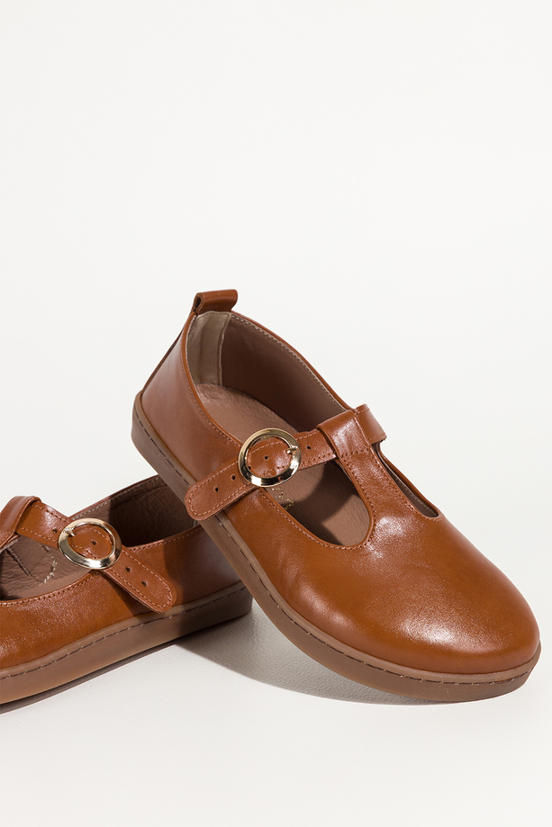 Camelowe buty barefoot skórzane damskie szerokie na elastycznej płaskiej podeszwie wycięta cholewka pasek ze złotą klamrą PRODUKT POLSKI Casu 89792